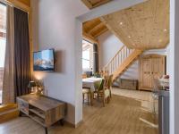 TV a/nebo společenská místnost v ubytování Narzenhof Wellness Chalets, Familien & Luxus Apartments am Bauernhof