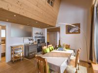 Kuchyň nebo kuchyňský kout v ubytování Narzenhof Wellness Chalets, Familien & Luxus Apartments am Bauernhof