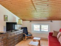 Telewizja i/lub zestaw kina domowego w obiekcie Spacious Chalet in Maishofen near Forest