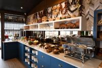 una cucina con un bancone con del cibo sopra di REF İNN HOTEL a Ordu