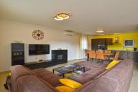 TV a/nebo společenská místnost v ubytování Emilio Apartment