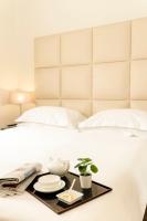 A bed or beds in a room at Cosmopolitan Hotel