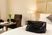 A bed or beds in a room at Cosmopolitan Hotel
