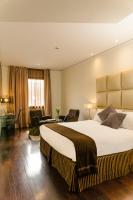 A bed or beds in a room at Cosmopolitan Hotel