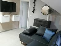 TV a/nebo společenská místnost v ubytování Apartmani Sunset