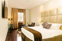 A bed or beds in a room at Cosmopolitan Hotel