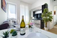 A television and/or entertainment centre at Bright Terrace in Milano