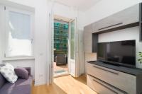 A television and/or entertainment centre at Bright Terrace in Milano
