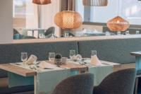 een tafel in een restaurant met servetten en glazen bij Iberostar Waves Cala Domingos All Inclusive in Calas de Mallorca