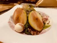 un tazón de comida con manzanas y otras hortalizas en Real Hispano, en Valladolid