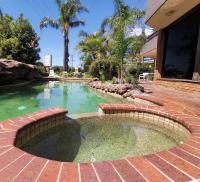 Bazén v ubytování Lakeside Inn Wollongong nebo v jeho okolí