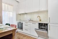 Kuchyňa alebo kuchynka v ubytovaní Apartments Dmowskiego Kępa Mieszczańska by Noclegi Renters