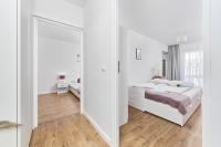 Posteľ alebo postele v izbe v ubytovaní Apartments Dmowskiego Kępa Mieszczańska by Noclegi Renters