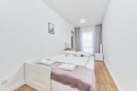 Posteľ alebo postele v izbe v ubytovaní Apartments Dmowskiego Kępa Mieszczańska by Noclegi Renters