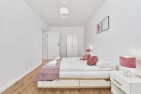 Posteľ alebo postele v izbe v ubytovaní Apartments Dmowskiego Kępa Mieszczańska by Noclegi Renters