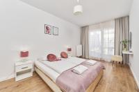 Posteľ alebo postele v izbe v ubytovaní Apartments Dmowskiego Kępa Mieszczańska by Noclegi Renters