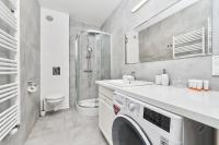 Kúpeľňa v ubytovaní Apartments Dmowskiego Kępa Mieszczańska by Noclegi Renters