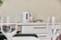 Nápoje v ubytovaní Apartments Dmowskiego Kępa Mieszczańska by Noclegi Renters