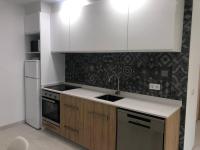 Kuchyň nebo kuchyňský kout v ubytování Acogedor apartamento a 100 mtr de la playa, 1 dormitorio y salón con sofá cama
