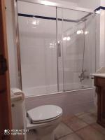 A bathroom at casa sobre rio Noguera Pallaresa