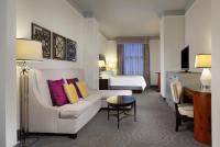 una habitación de hotel con un sofá y una cama en Silversmith Hotel Chicago Downtown, en Chicago