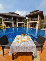 Bazén v ubytování Elegancy Resort Hua Hin nebo v jeho okolí