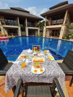 Bazén v ubytování Elegancy Resort Hua Hin nebo v jeho okolí