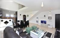 Plán poschodí v ubytovaní Stunning Home In Trilj With 4 Bedrooms, Wifi And Outdoor Swimming Pool