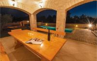 Bazén v ubytování Nice Home In Vodnjan With Jacuzzi nebo v jeho okolí