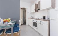 Kuchyňa alebo kuchynka v ubytovaní One-Bedroom Apartment In Porec