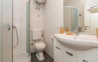 Kúpeľňa v ubytovaní One-Bedroom Apartment In Porec