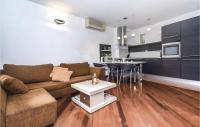 Kuchyňa alebo kuchynka v ubytovaní One-Bedroom Apartment Split With Sea View 02
