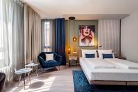 una habitación de hotel con una cama y una silla en Aspire Elements Reutlingen, Trademark Collection by Wyndham, en Reutlingen