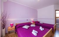Posteľ alebo postele v izbe v ubytovaní Beautiful Apartment In Hr-52215 Vodnjan