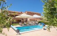 Bazén v ubytovaní Beautiful Apartment In Hr-52215 Vodnjan alebo v jeho blízkosti