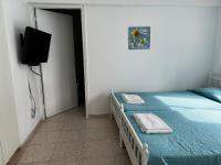 Postel nebo postele na pokoji v ubytování Flisvos Beach Apartments