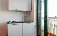 Ett k&ouml;k eller pentry p&aring; Gorgeous Apartment In Privlaka With Wifi