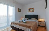 S&auml;ng eller s&auml;ngar i ett rum p&aring; Gorgeous Apartment In Privlaka With Wifi