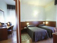 Łóżko lub łóżka w pokoju w obiekcie Hotel La Maddalena