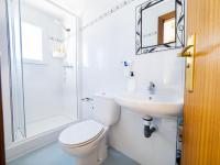 A bathroom at Cubo's La Terraza del Mar
