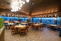 un ristorante con tavoli, sedie e finestre di REF İNN HOTEL a Ordu