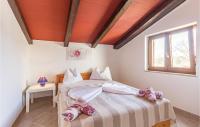 Łóżko lub łóżka w pokoju w obiekcie Two-Bedroom Holiday Home In Medulin