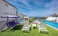 Bazén v ubytovaní Cozy Apartment In Crikvenica With Wifi alebo v jeho blízkosti