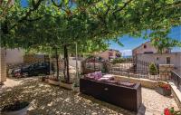 Vonkajšia záhrada v ubytovaní Cozy Apartment In Crikvenica With Wifi