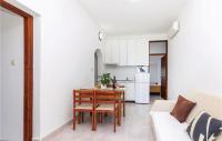Kuchyňa alebo kuchynka v ubytovaní Cozy Apartment In Crikvenica With Wifi