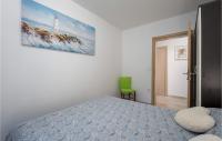 Posteľ alebo postele v izbe v ubytovaní 2 Bedroom Lovely Apartment In Omisalj