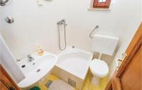 Salle de bains dans l&#39;&eacute;tablissement Gorgeous Apartment In Senj With Kitchen