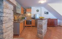 Kuchyňa alebo kuchynka v ubytovaní 4 Bedroom Cozy Home In Liznjan