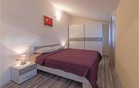 Posteľ alebo postele v izbe v ubytovaní 4 Bedroom Cozy Home In Liznjan