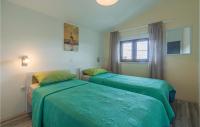 Posteľ alebo postele v izbe v ubytovaní 4 Bedroom Cozy Home In Liznjan